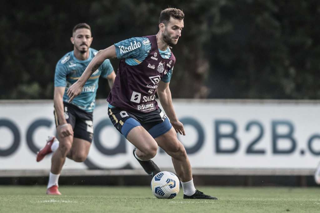 Paulistão: Léo Baptistão antecipa volta aos treinos para ser centroavante que Santos procura
