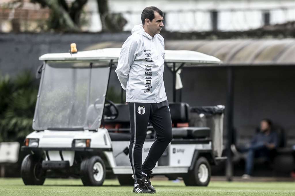 Meia do Santos revela pedido de Carille para ‘estudar’ São Paulo para clássico