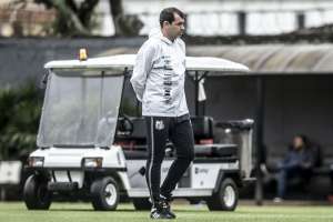 Meia do Santos revela pedido de Carille para 'estudar' São Paulo para clássico