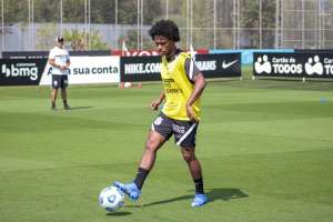 Willian treina e se diz ansioso para rever torcida do Corinthians nesta terça