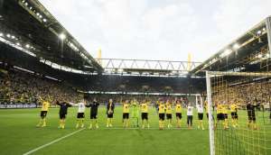 Alemão: Torcedor invade campo e ganha camisa de Haaland duas vezes. Entenda!