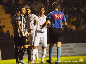 Xii! Árbitro relata em súmula 'arremesso de copo' em jogo da Série C; mas torcedor é identificado