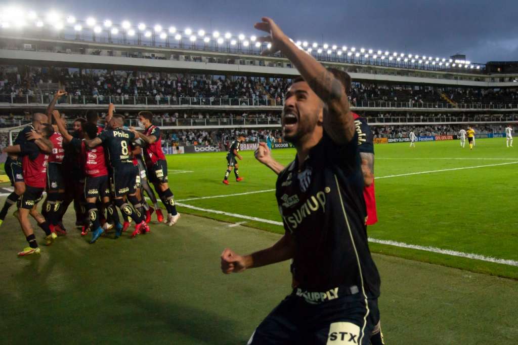 Reencontro da torcida santista na Vila tem aglomeração e grito de gol antecipado