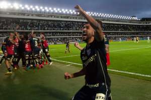 Reencontro da torcida santista na Vila tem aglomeração e grito de gol antecipado