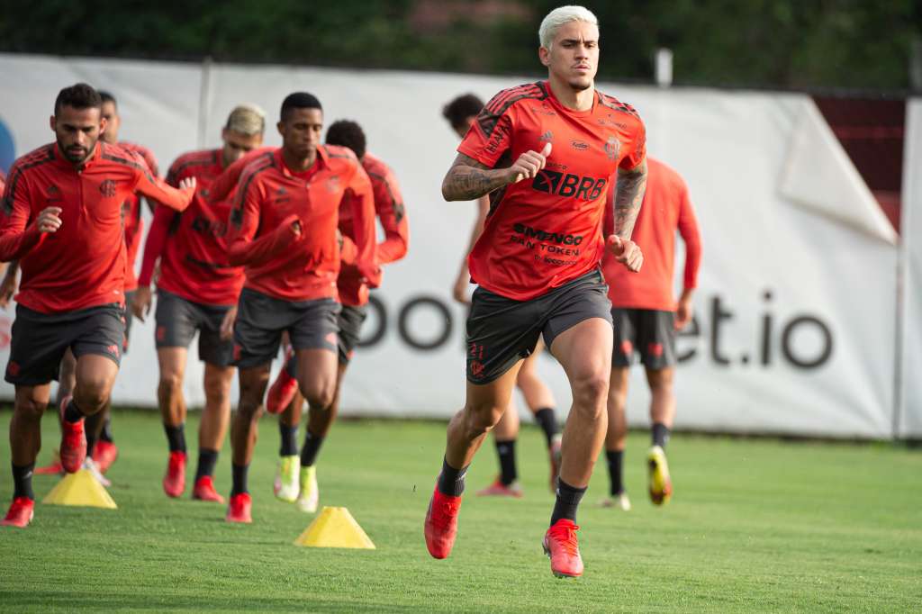 Ainda cheio de baixas, Flamengo defende série invicta para seguir na cola do líder