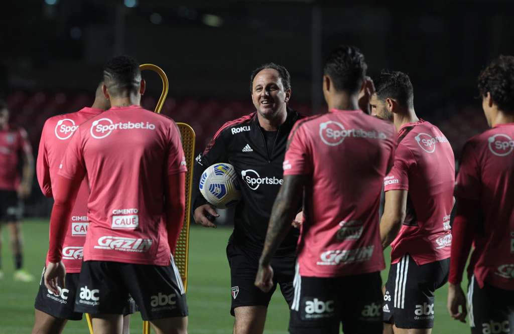 Retorno de Rogério Ceni anima São Paulo em busca de reação no Brasileirão