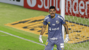 Com belas defesas, João Paulo ajuda Santos a conquistar três pontos em Curitiba