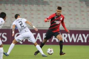 Volante de time do Brasileirão fica 'p. da vida' com substituição e é afastado