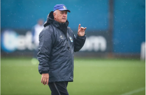 Felipão se irrita com informações sobre conflito no vestiário do Grêmio: 