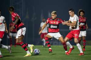 Árbitro cita confusão entre jogadores do Fla e torcedores do Red Bull Bragantino; Renato fala em 'cusparada'