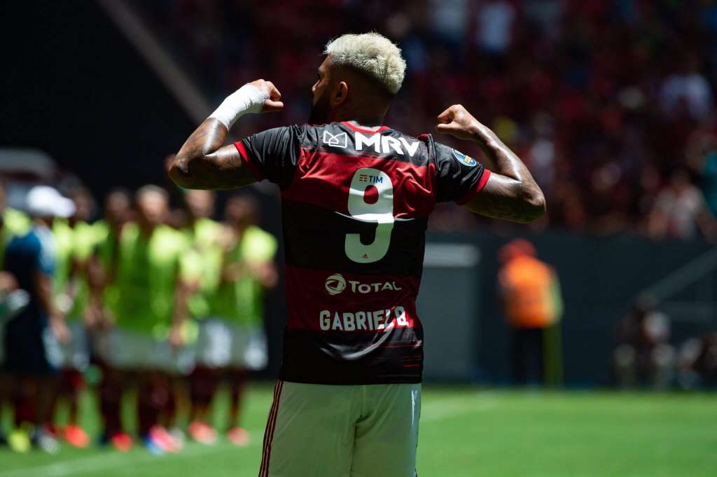 Gabigol repudia ataques à família, mas ‘esquece’ que a mãe também xingou a torcida