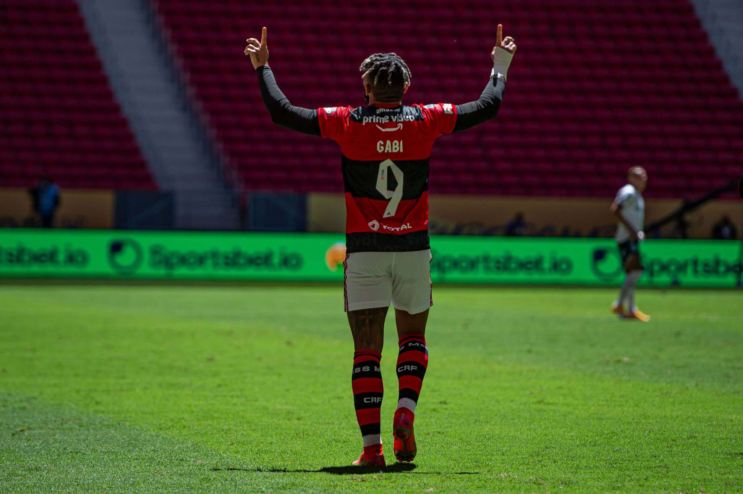 Qual jogador recebe o maior salário no Flamengo?