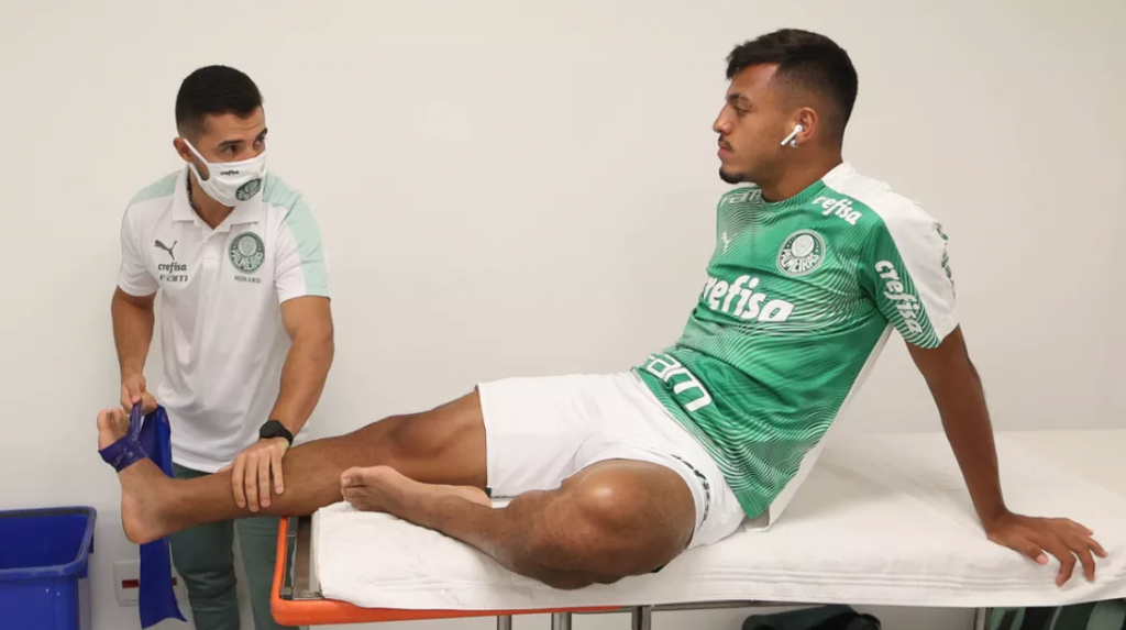 Lateral-direito do Palmeiras tem entorse no tornozelo esquerdo e vira desfalque contra o Internacional