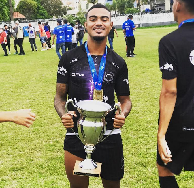 Gabriel, cria do Volta Redonda, conquista seu primeiro titulo como profissional