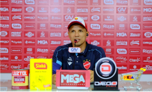 Série B: Técnico do Vila Nova diz que equipe merecia melhor resultado e diz que árbitro acertou no pênalti