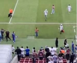 Copa do Nordeste: Torcida do Santa Cruz invade o gramado para bater em jogadores após eliminação. VÍDEO!