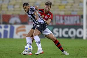 Léo Pereira, do Fla, rebate críticas de ‘cera’ do Atlético-MG: é normal ganhar um tempo