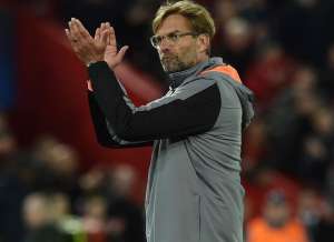 Klopp rasga elogios a Firmino: 'Vão escrever livros sobre como foi de falso 9'