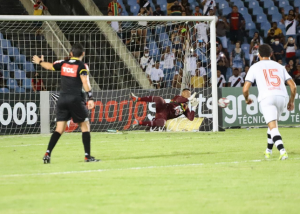 Série B: Luiz Daniel, goleiro do Sampaio Corrêa, teve noite inesquecível no Castelão