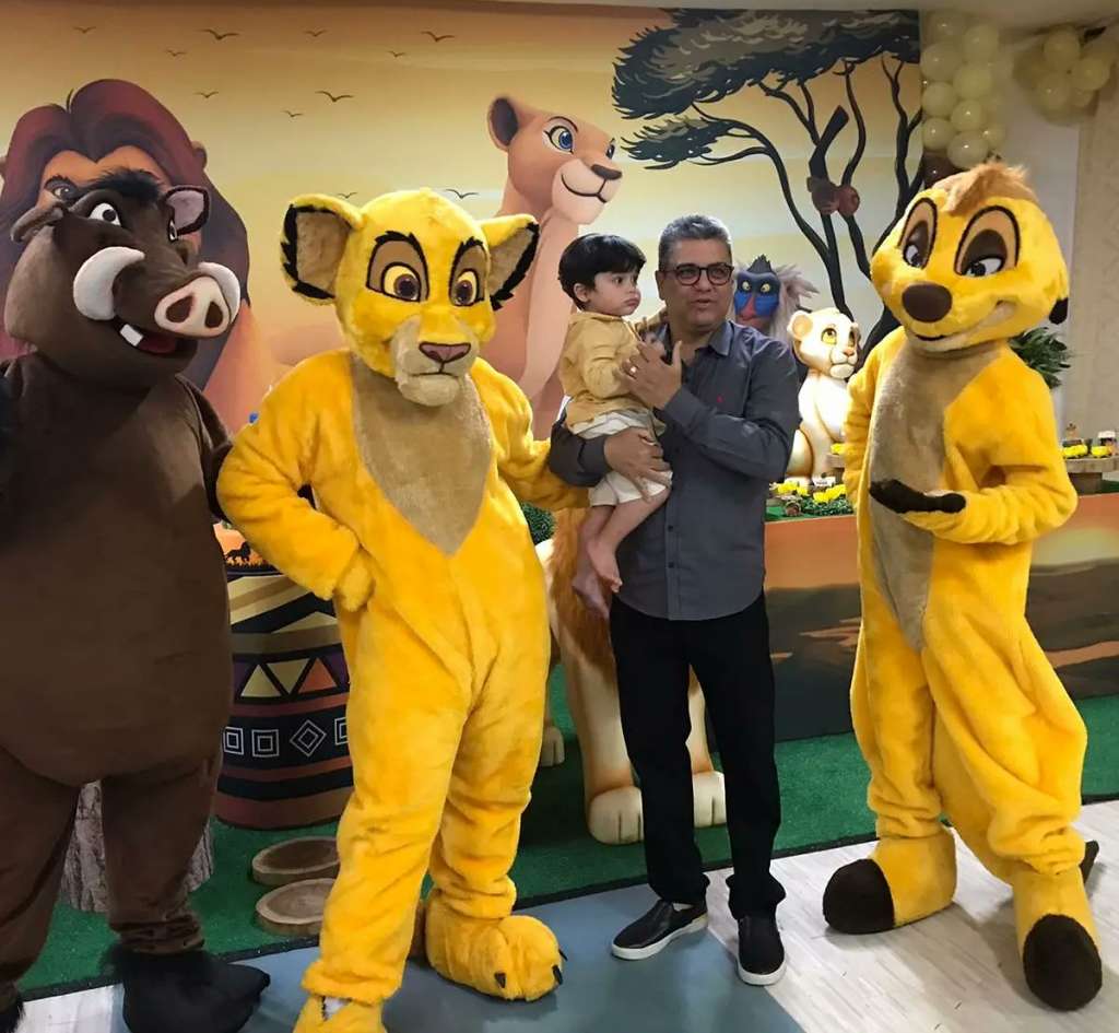 Sem nada melhor para fazer, ex-técnico do Goiás curte festa com turma do Rei Leão