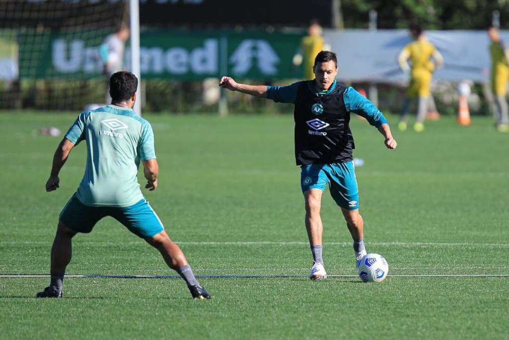 BRASILEIRÃO: Duelo dos extremos em Chapecó e Coelho sem Mancini abrem a rodada neste sábado