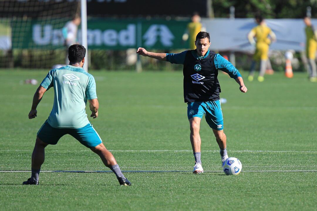 BRASILEIRÃO: Duelo dos extremos em Chapecó e Coelho sem Mancini abrem a rodada neste sábado