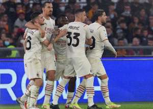 ITALIANO: Milan derrota a Roma e não deixa o Napoli escapar na liderança