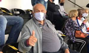 Vacinado, lenda do Santos é flagrado na Vila Belmiro em jogo contra o Grêmio