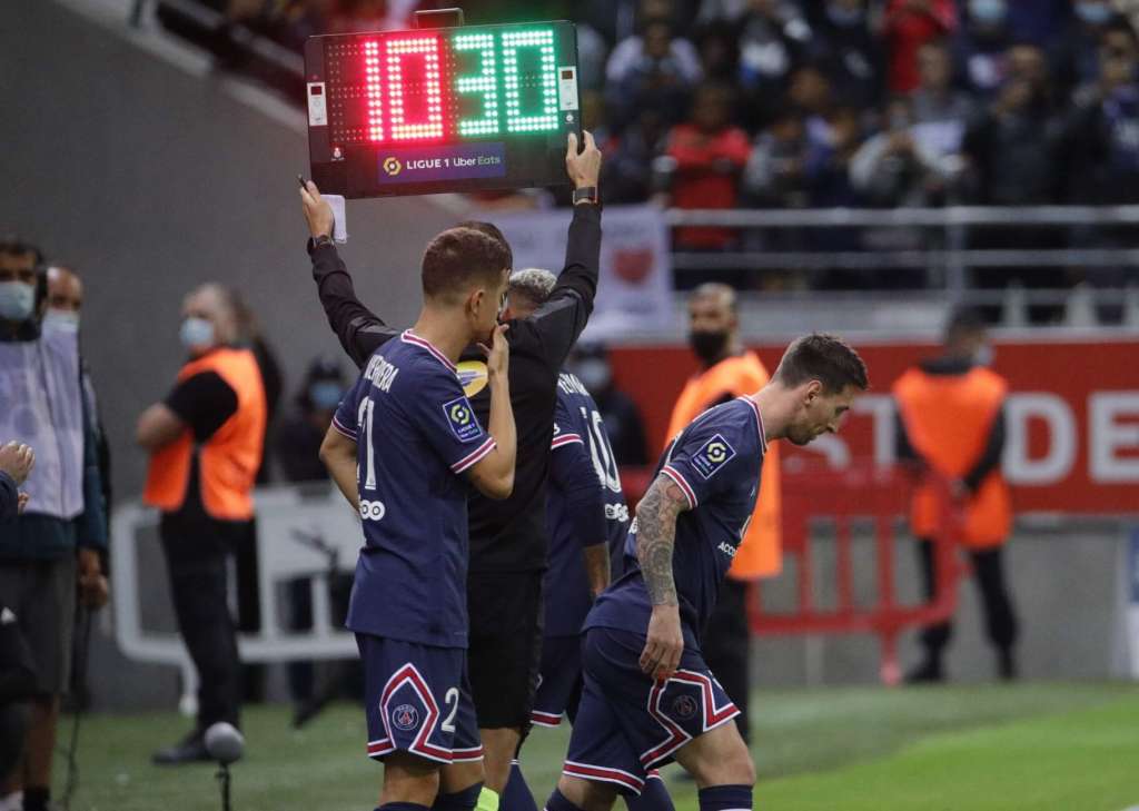 Ifab autoriza manutenção de 5 substituições nos jogos de futebol permanentemente