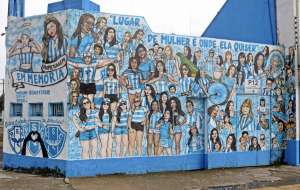 Após veto de Bolsonaro, Paysandu distribui absorventes e remédios em jogo da Série C