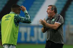 Chapecoense alinha permanência de Pintado, mas sofre concorrência de rival do Brasileirão