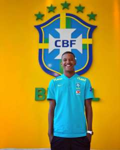 Destaque da base do Corinthians, zagueiro de 17 anos é convocado para a Seleção Brasileira