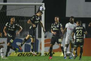 Santos 2 x 0 Fluminense - Peixe muda postura, vence com autoridade e deixa o Z4