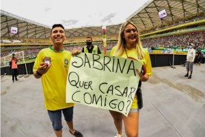 Série C: No reencontro o Manaus, torcedor pede namorada em casamento e recebe zoação: 'Ih, se ferrou'