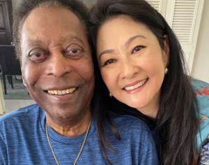 Pelé divulga mensagem comemorando 81 anos e ganha homenagens com mensagens especiais de Neymar e Marta