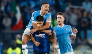 Italiano: Brasileiro da Lazio se desculpa após pular sobre jogador da Inter para comemorar