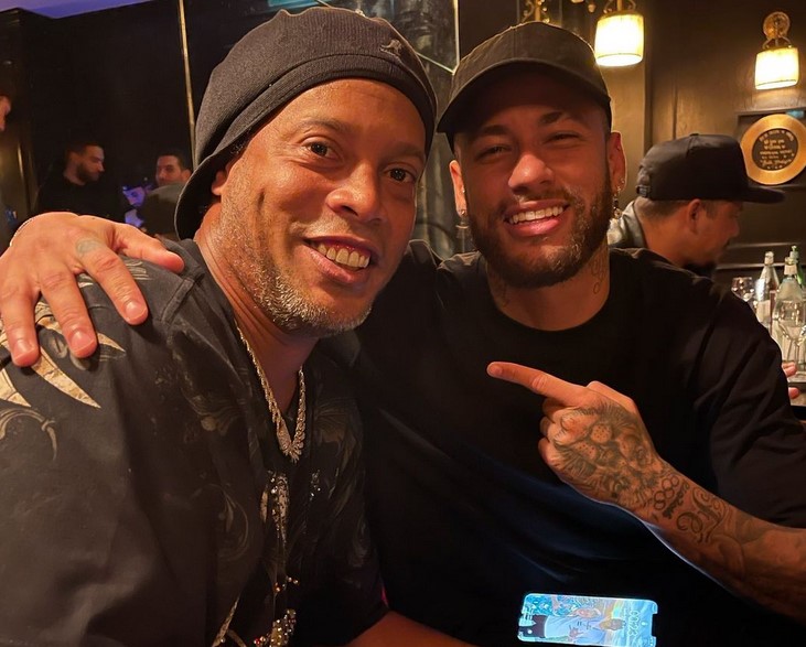 Ronaldinho Gaúcho assiste jogo do PSG, é homenageado e tira foto com Neymar 2 Screenshot 20