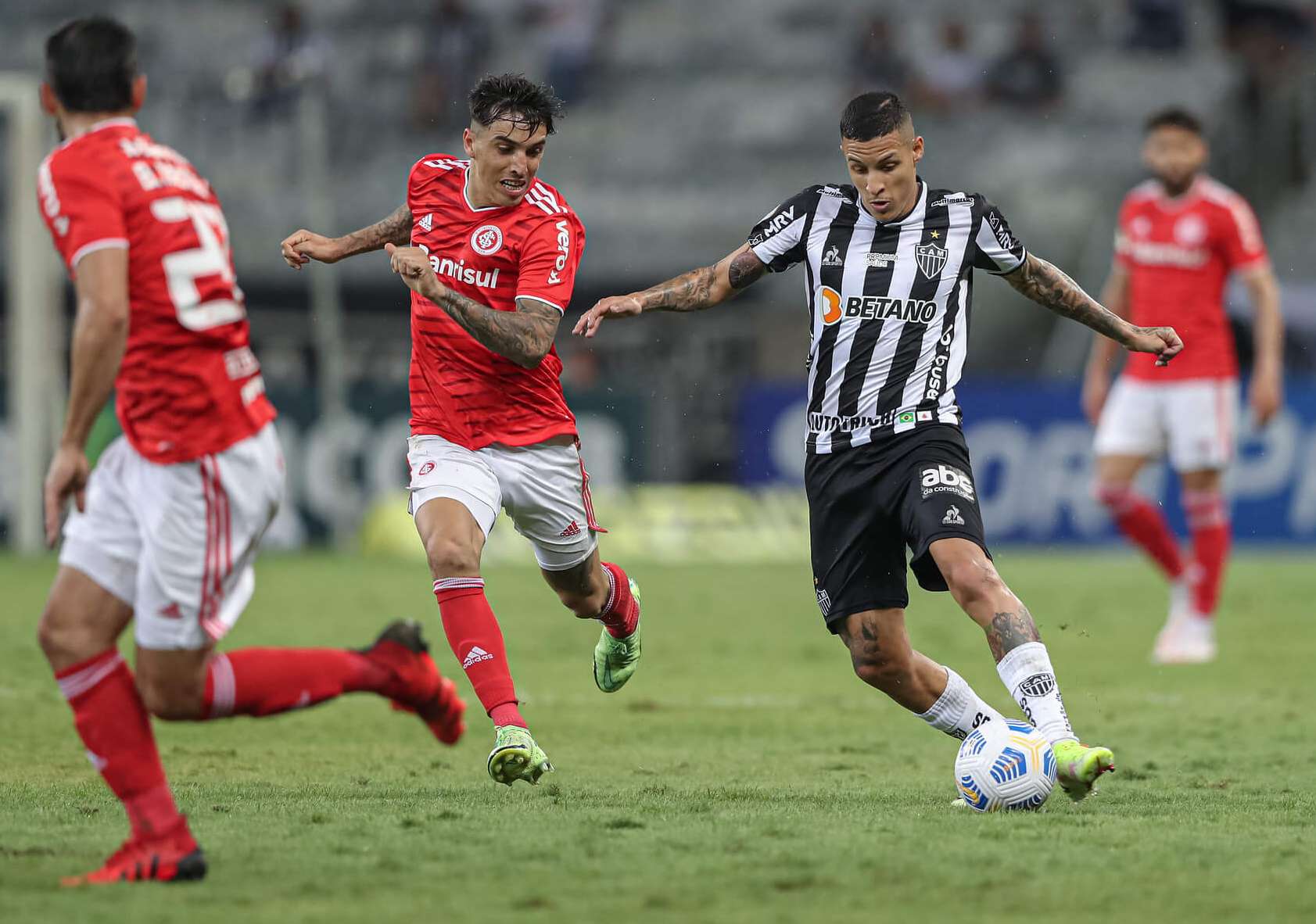 BRASILEIRÃO: Galo na boa, Corinthians busca empate no final e dupla visitante faz a festa