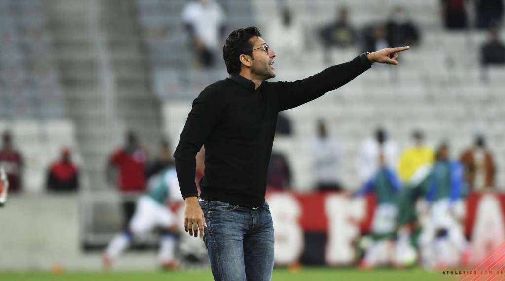 Treinador do Athletico-PR é criticado e zagueiro sai em defesa
