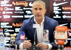 Sylvinho ajusta defesa após 10 gols sofridos nos últimos 9 jogos do Corinthians
