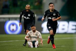 Herói do RB Bragantino comemora: 
