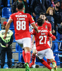 PORTUGUÊS: Benfica vence gol no último lance e assume a ponta;  Estoril bate o Portimonense
