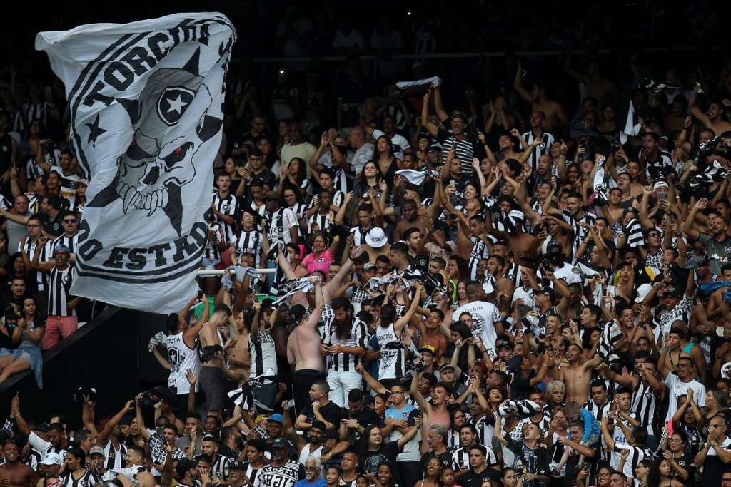 Após flexibilizar uso de máscaras, prefeitura do Rio de Janeiro libera 100% de torcida nos estádios