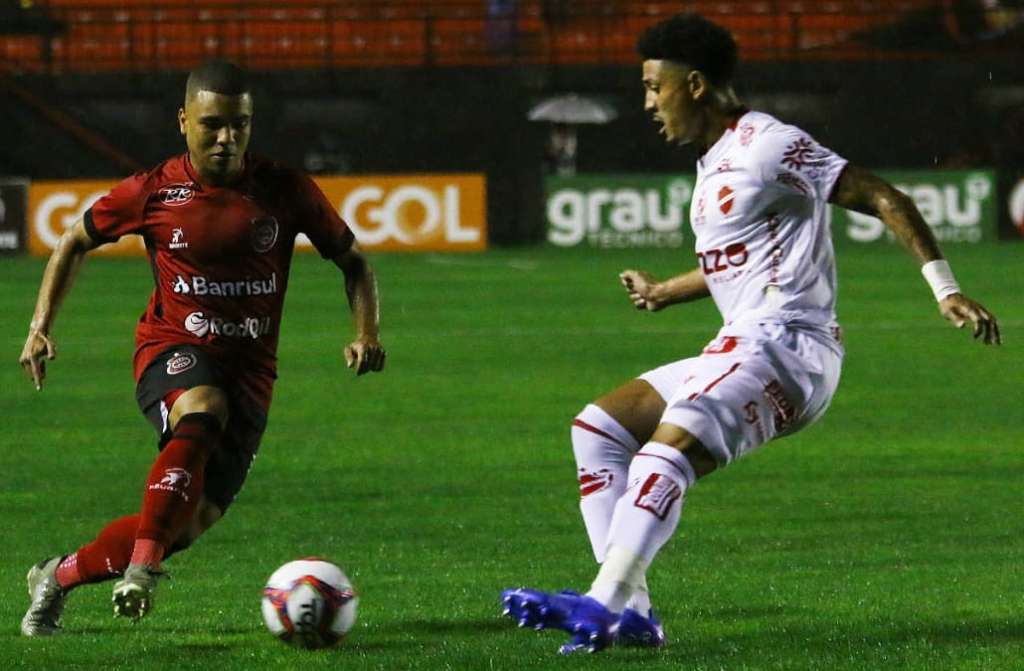 Falta de luz interrompe Brasil-RS 1 x 2 Vila Nova e jogo continua sábado