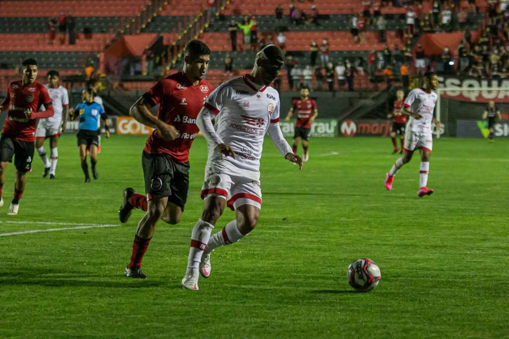 Brasil 3 x 2 Náutico – Lanterna vence e Náutico praticamente dá adeus ao acesso