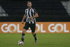 Capitão do Botafogo minimiza críticas e diz entender a torcida