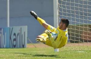 Série B: Torcedores do Operário invadem o campo, ameaçam goleiro rival e são detidos