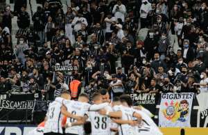 De 'padre da Fiel' a engenheiro temeroso, corintianos festejam volta ao estádio