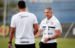 Sylvinho cita retorno de Adson e aponta jovens como pilar do elenco corintiano