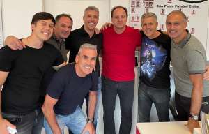 Crespo se despede do elenco do São Paulo e posa em foto com Rogério Ceni